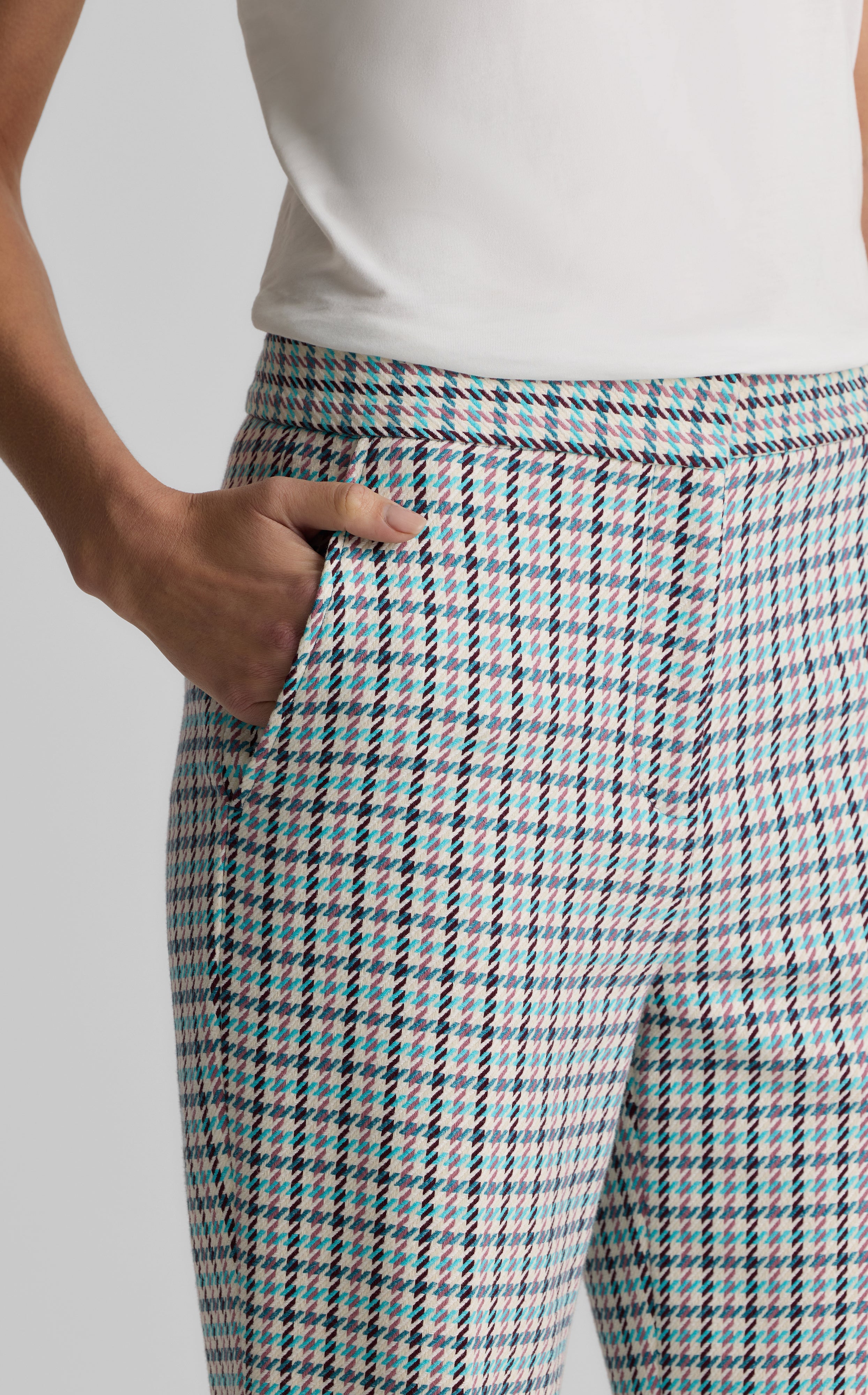Logan Pant in Stretch Houndstooth – St. John Knits